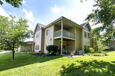 950 Autumn Ridge Lane, Condo with 2 bedrooms, 2 bathrooms and null parking in HARTFORD WI | Image 2