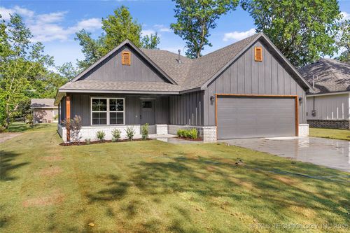 819 S Wood St, Pryor, OK, 74361-6038 | Card Image