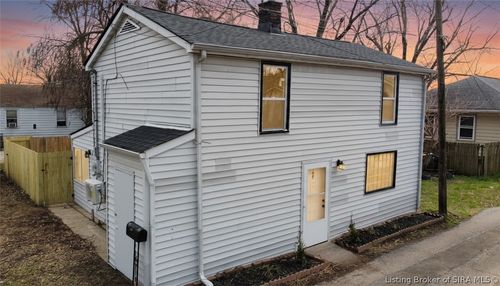 907 E 10th St, Jeffersonville, IN, 47130-4140 | Card Image