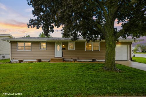 172 Sunrise Dr Nw, Cedar Rapids, IA, 52405-4127 | Card Image