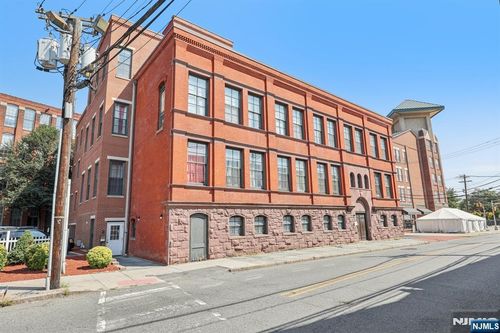 18 Market St, Paterson, NJ, 07501-1721 | Card Image