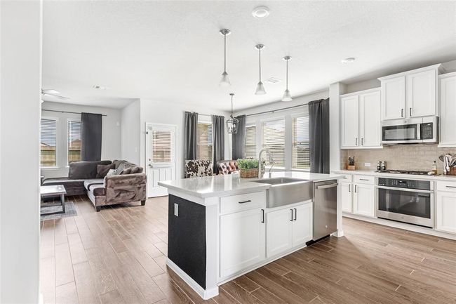 Open concept living with great natural light! | Image 9