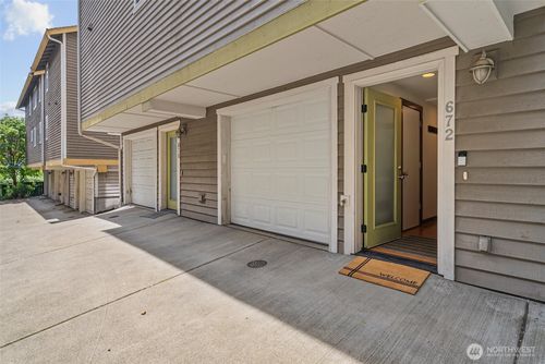 672 Ne 40th St, Seattle, WA, 98105-6414 | Card Image