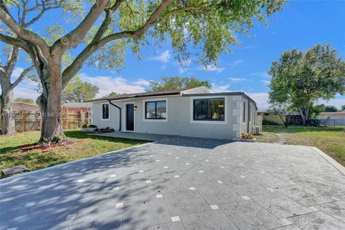 136 Miami Gardens Rd, West Park, FL, 33023-5238 | Card Image