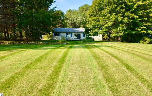 4213 Oxford Dr, Leland, MI, 49654-9718 | Card Image