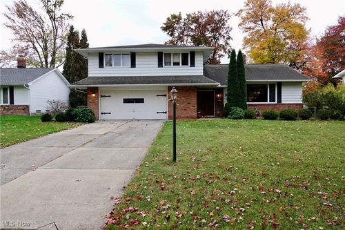 5560 Lansbury Ln, Lyndhurst, OH, 44124-3818 | Card Image