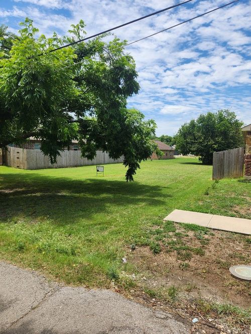813 Merriot St, Ennis, TX, 75119-5864 | Card Image