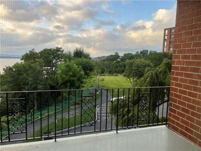More of the blue skies, Hudson River and the park below. | Image 15