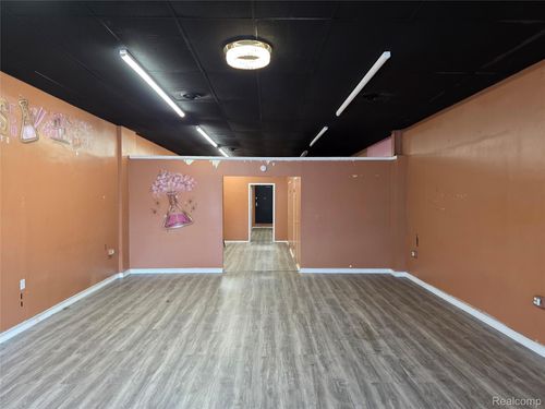 10616 W 9 Mile Rd, Oak Park, MI, 48237-2915 | Card Image