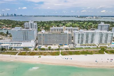 17Y - 5555 Collins Ave, Condo with 2 bedrooms, 2 bathrooms and null parking in Miami Beach FL | Image 2