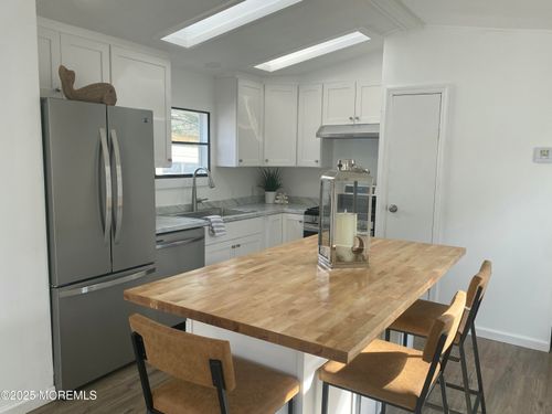 5 Pine Cone Ln, Manahawkin, NJ, 08050-3076 | Card Image