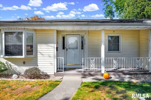 1733 Saint Clair Dr, Pekin, IL, 61554-6135 | Card Image