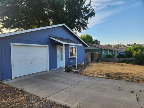28 Ne Hillcrest St, Madras, OR, 97741-1857 | Card Image