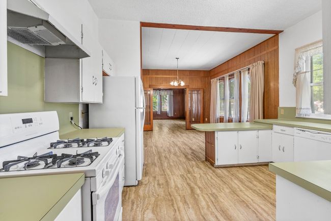 911 N Avenue C, House other with 3 bedrooms, 2 bathrooms and null parking in Elgin TX | Image 14