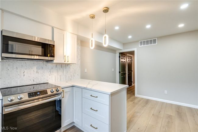 9 - 30673 Cambridge Ct E, Condo with 3 bedrooms, 2 bathrooms and null parking in Bay Village OH | Image 17