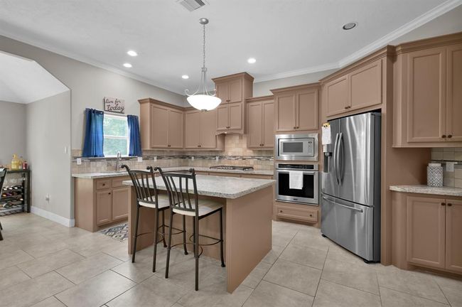 Granite counter tops & custom cabinetry. | Image 15