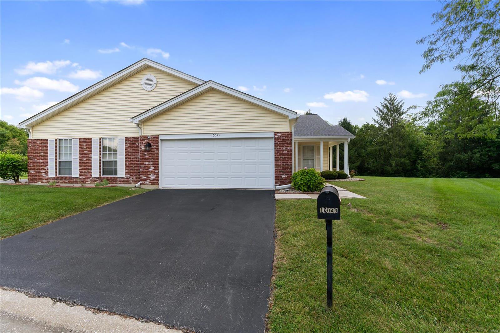 Rose Wreath Ln, Florissant, MO 63034