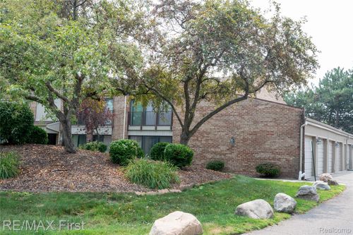 17865 University Park Dr, Livonia, MI, 48152-2645 | Card Image