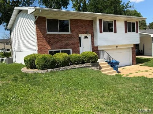17 Saint Lawrence Dr, Ballwin, MO, 63021-5262 | Card Image