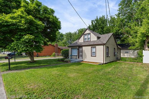 27073 Gilbert Dr, Warren, MI, 48093-4439 | Card Image