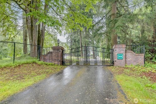 1018 254th Ave Ne, Redmond, WA, 98074-7301 | Card Image