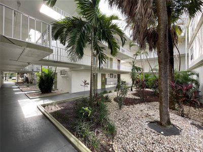 201 - 4255 N University Dr, Condo with 2 bedrooms, 2 bathrooms and null parking in Sunrise FL | Image 2