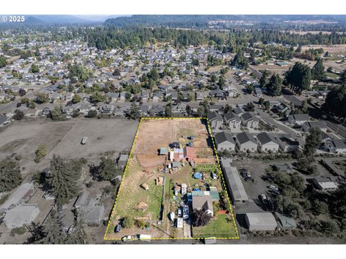 945 S 43rd St, Springfield, OR, 97478-7522 | Card Image