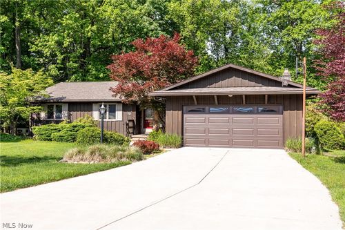 8636 Scarlet Oak Ln, Parma, OH, 44130-7673 | Card Image