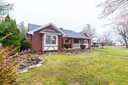 30000 Oakgrove St, Saint Clair Shores, MI, 48082-1624 | Card Image