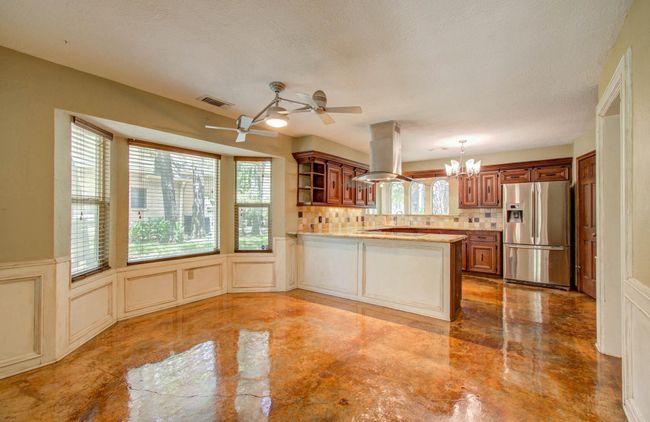 Natural light in the breakfast area. | Image 18