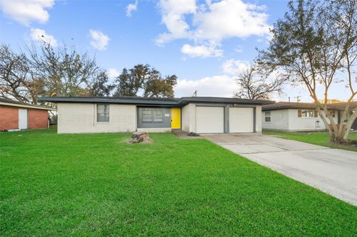915 25th Ave N, Texas City, TX, 77590-5522 | Card Image