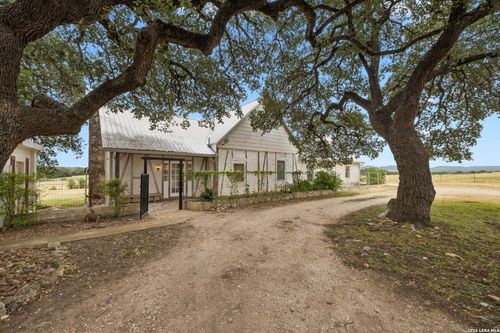 48 Holiday Rd, Comfort, TX, 78013-3426 | Card Image