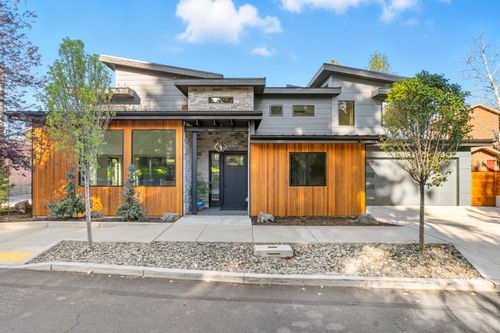 2 Nw Hood Pl, Bend, OR, 97703-2518 | Card Image