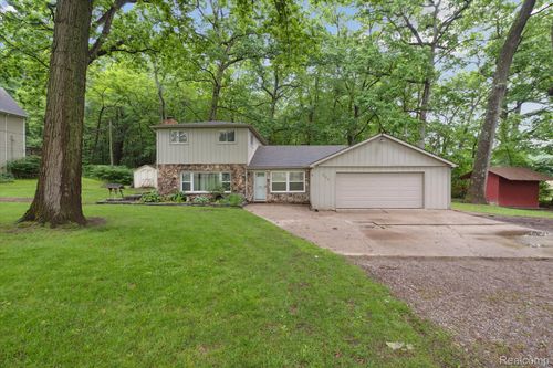 320 Elkinford Dr, White Lake, MI, 48383-2921 | Card Image