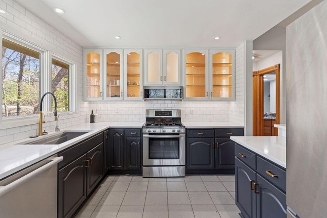 8 Woodhill Ln, House other with 3 bedrooms, 3 bathrooms and null parking in North Oaks MN | Image 4