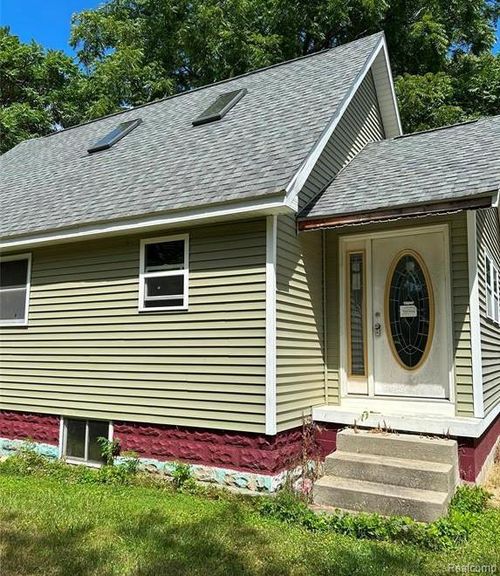 5325 Sitka St, Burton, MI, 48519-1521 | Card Image