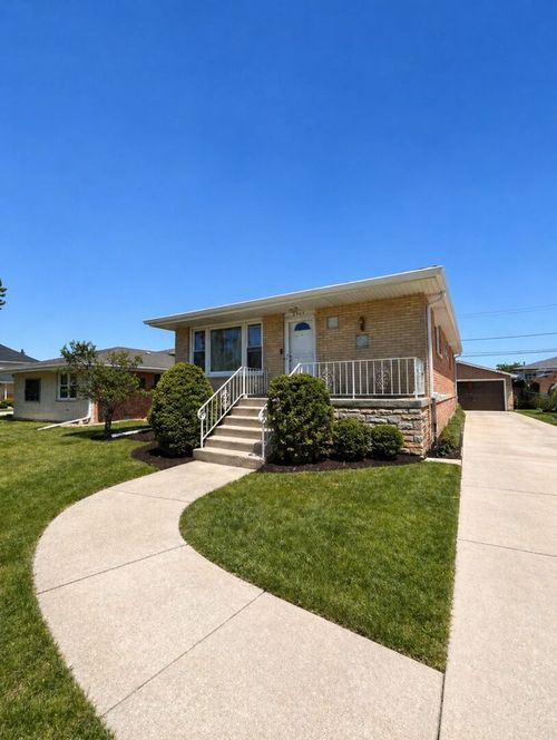 8405 Melvina Ave, Burbank, IL, 60459-2435 | Card Image