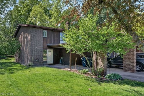 9582 Fernwood Dr, Olmsted Falls, OH, 44138-2605 | Card Image