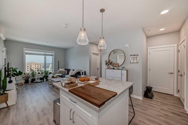 405 - 200 Shawnee Square Sw, Home with 2 bedrooms, 2 bathrooms and 1 parking in Calgary AB | Image 12