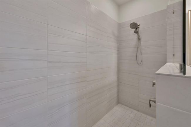 We love ourselves a good spacious shower! | Image 18