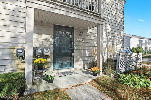 2612 Wildwood Ct, Lake Orion, MI, 48360-1758 | Card Image