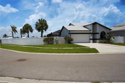 917 Shagos Drive, House other with 3 bedrooms, 2 bathrooms and null parking in Apollo Beach FL | Image 3