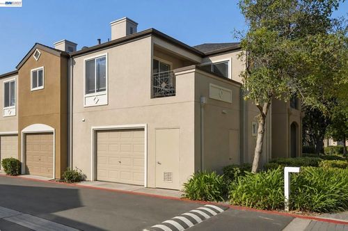 690 Applause Pl, San Jose, CA, 95134-2607 | Card Image