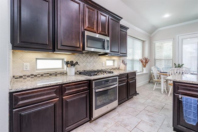 5 burner gas cooktop and gas oven. Plus undercabinet lighting. | Image 20