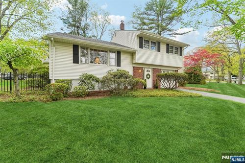 26 Burns Pl, Cresskill, NJ, 07626-1049 | Card Image