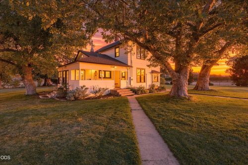 1098 Nick Young Road, Eagle Point, OR, 97524 | Card Image