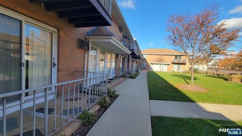 15 Cottage St, Midland Park, NJ, 07432-1906 | Card Image