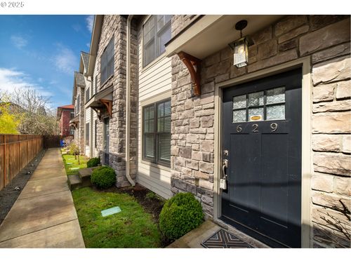 623 Ne Randall Ave, Portland, OR, 97232-2335 | Card Image