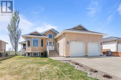 18 Riverview Dr Se, Redcliff, AB, T0J2P0 | Card Image