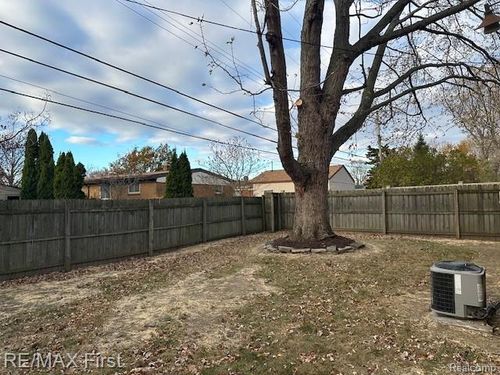 22542 Sunnyside St, Saint Clair Shores, MI, 48080-3875 | Card Image